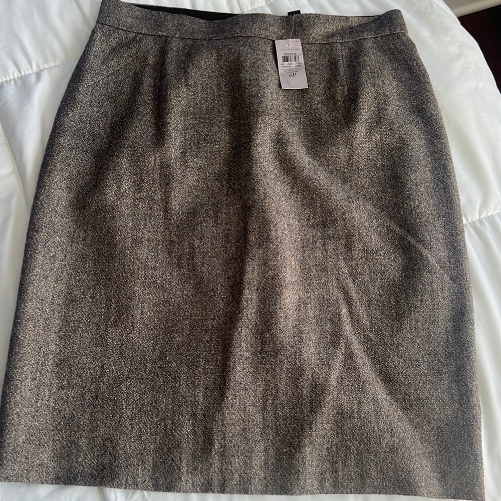 Never worn. Brown tweed skirt